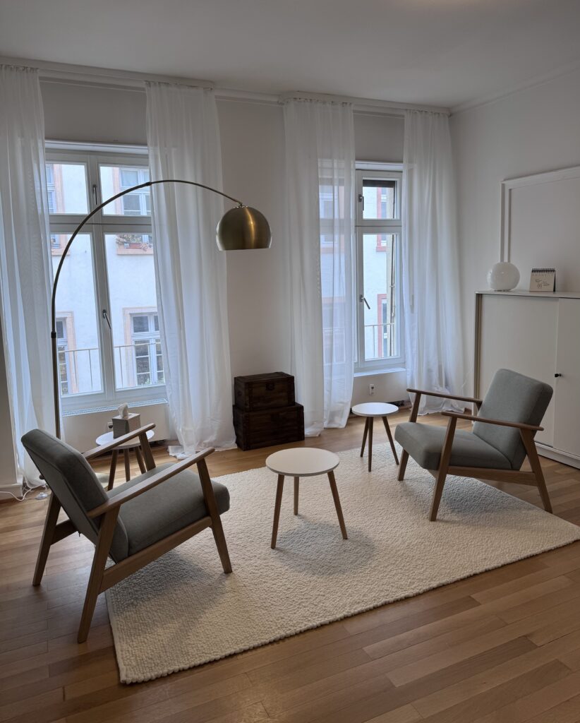 Praxisraum mit Stühle Tische und Blick aus dem Fenster